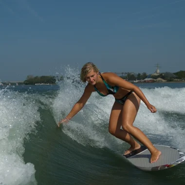 Surfer le Rhin au milieu des péniches